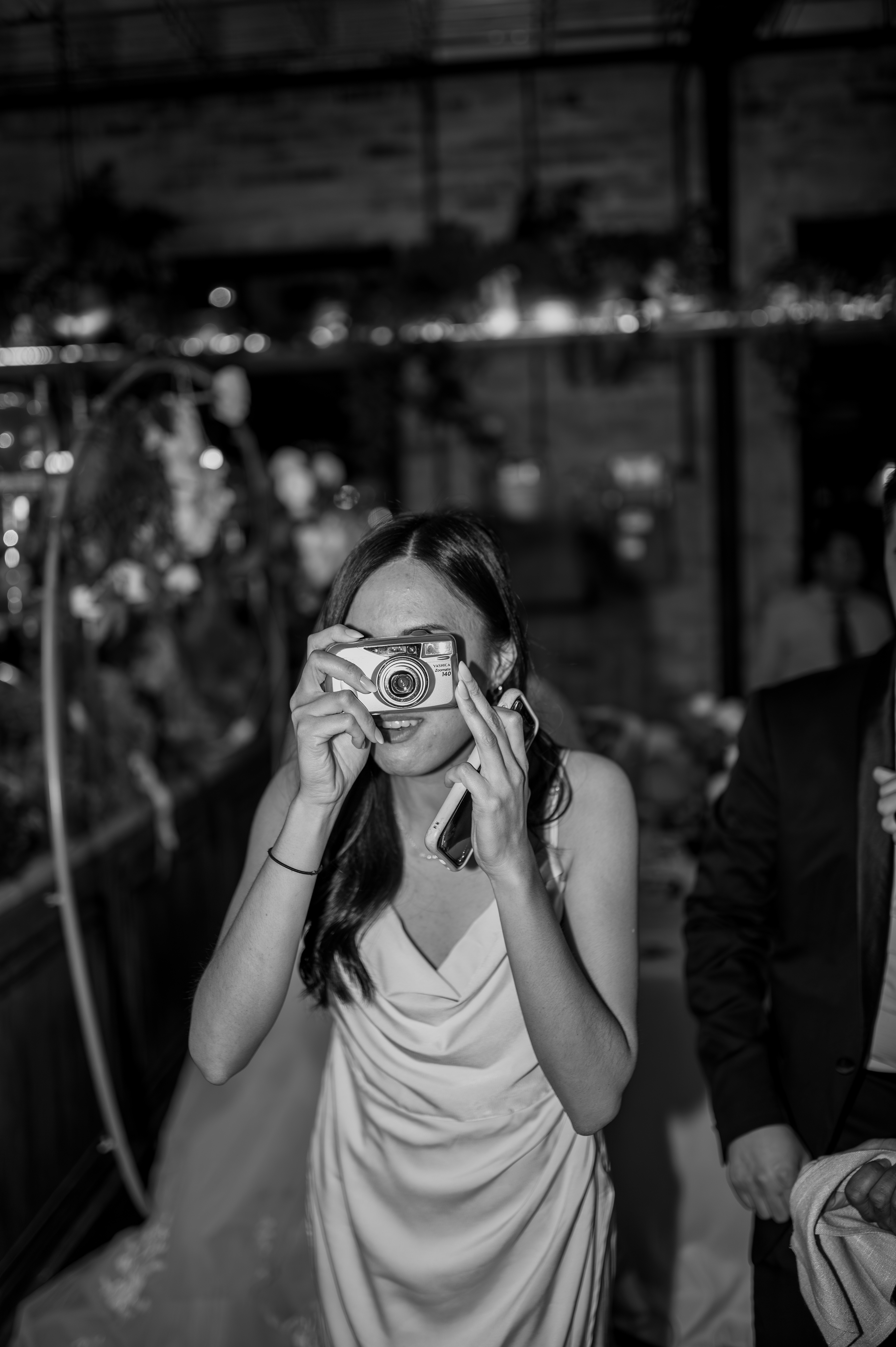 Second photographer – dual perspectives at a larger wedding